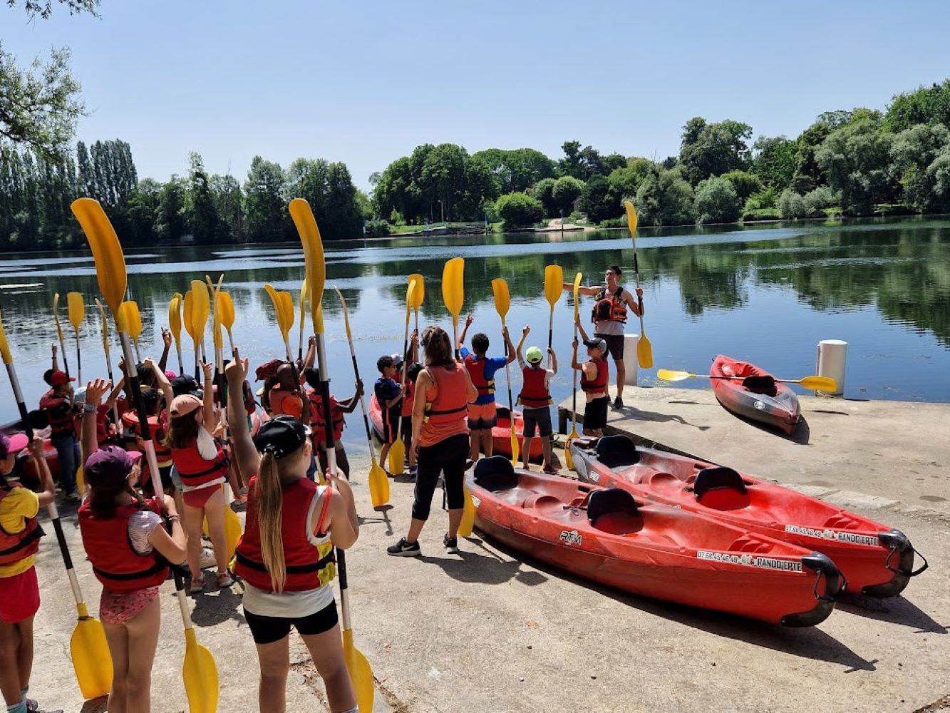 Groupe réuni pour une sortie en kayak encadrée en pleine nature